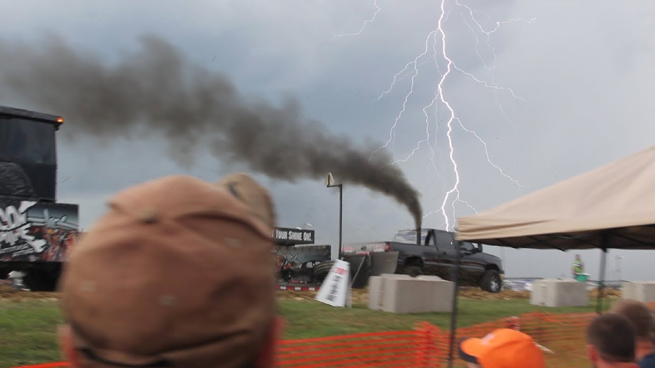[HD] Lightning behind duramax pulling at East Coast Nationals Numidia PA 7/20/2013 - YouTube