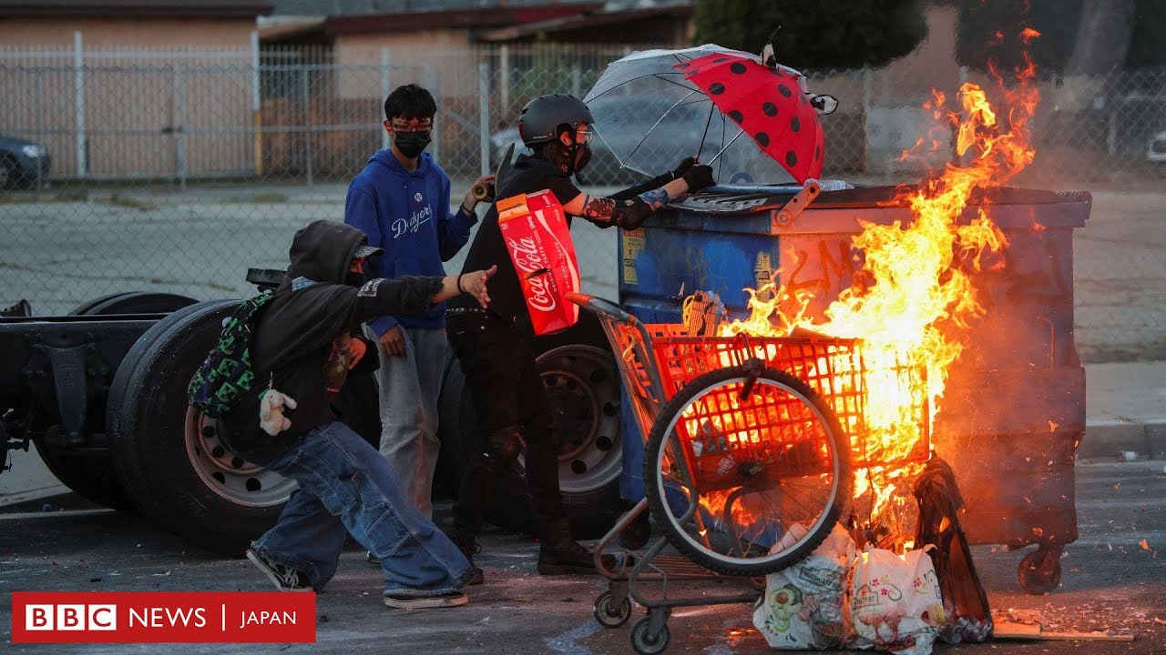 抗議デモ参加者に当局が催涙ガスや閃光弾 米LAで移民摘発めぐり激しい