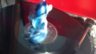 Vinyl Scratch spinnin' the skrillex