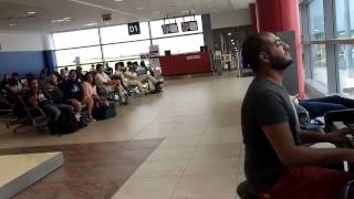 Парень очень круто играет на пианино в аэропорту. (часть 2) Парень очень круто играет на пианино в аэропорту. (часть 2)