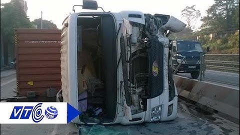 Tài xế ngủ gật, container lật ngang quốc lộ | VTC