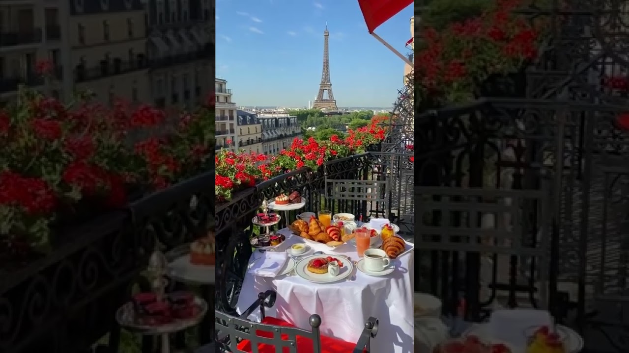 Завтрак в отеле Hôtel Plaza Athénée с самым романтичным видом