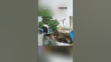 Hố sâu bất ngờ xuất hiện ở Đà Nẵng “nuốt chửng” nhiều ô tô đỗ ven đường #docvithegioi #tintuc #news