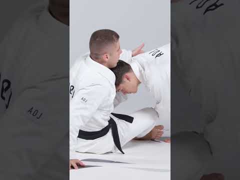 Tainan Dalpra's detail to finish the front head lock.