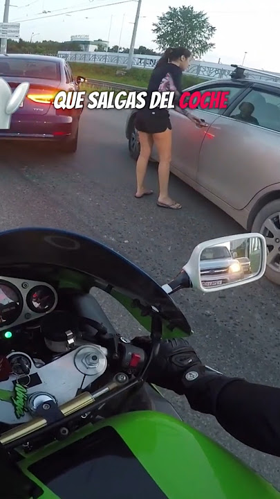 Motociclista GRABA Mujer Intentando Robar en un Auto y Termina DESPEDIDA