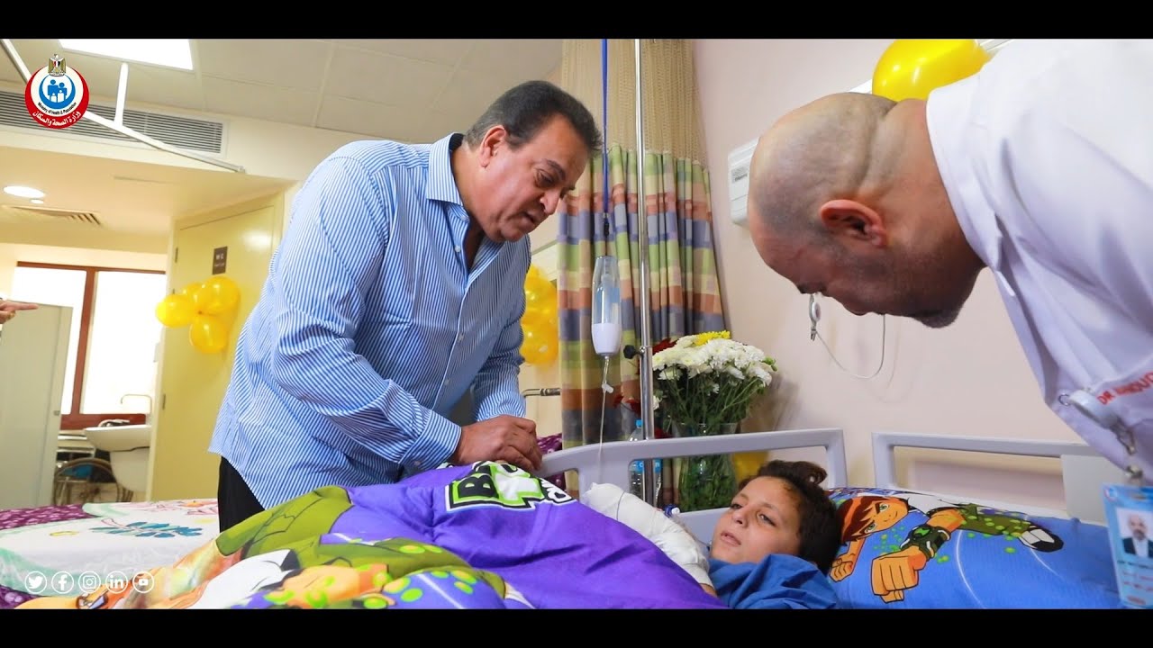 تنفيذًا لتوجيهات الرئيس عبد الفتاح السيسي.. وزير الصحة يطمئن على الطفل الفلسطيني «عبدالله الكحيل»