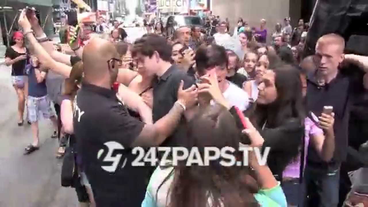 (Exclusive) Cameron Dallas Nash Grier and Carter Reynolds Leaving Aeropostale in NYC 07-14-14