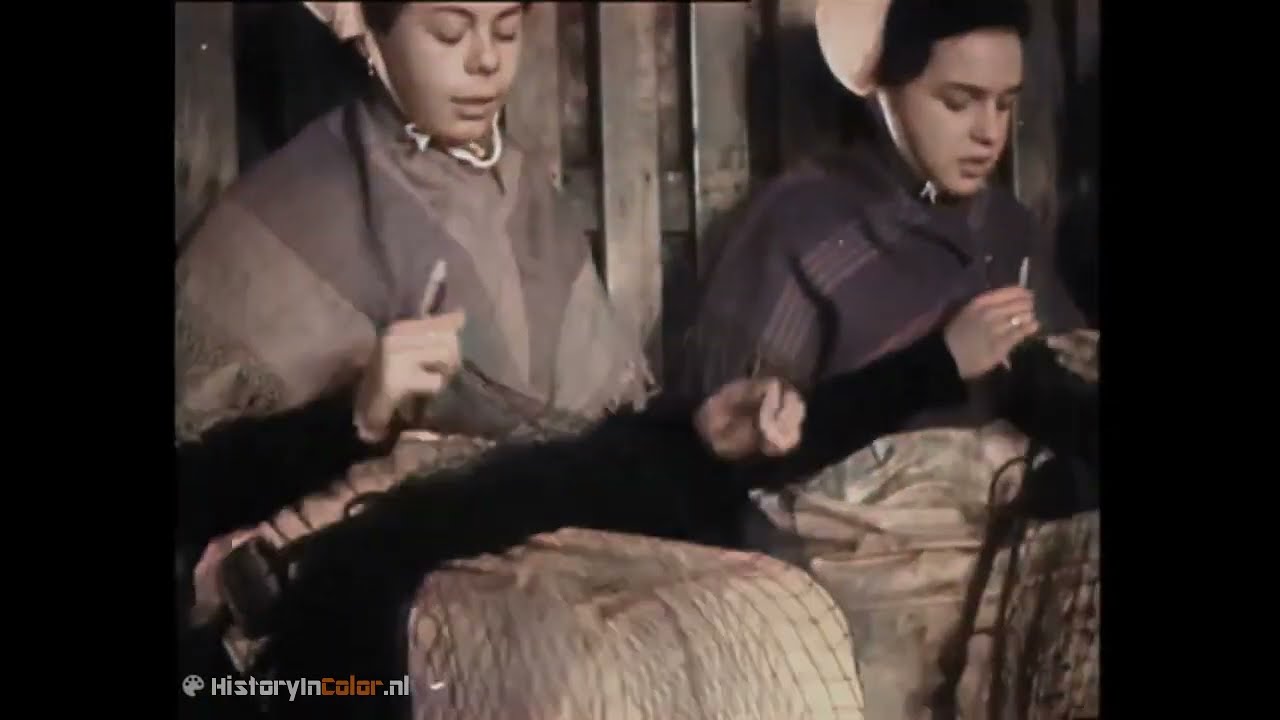 Winter in Scheveningen 1938; nettenboetsters aan het werk. Ingekleurde film.