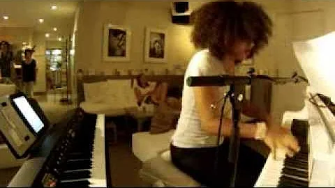 Janysett McPherson with the band