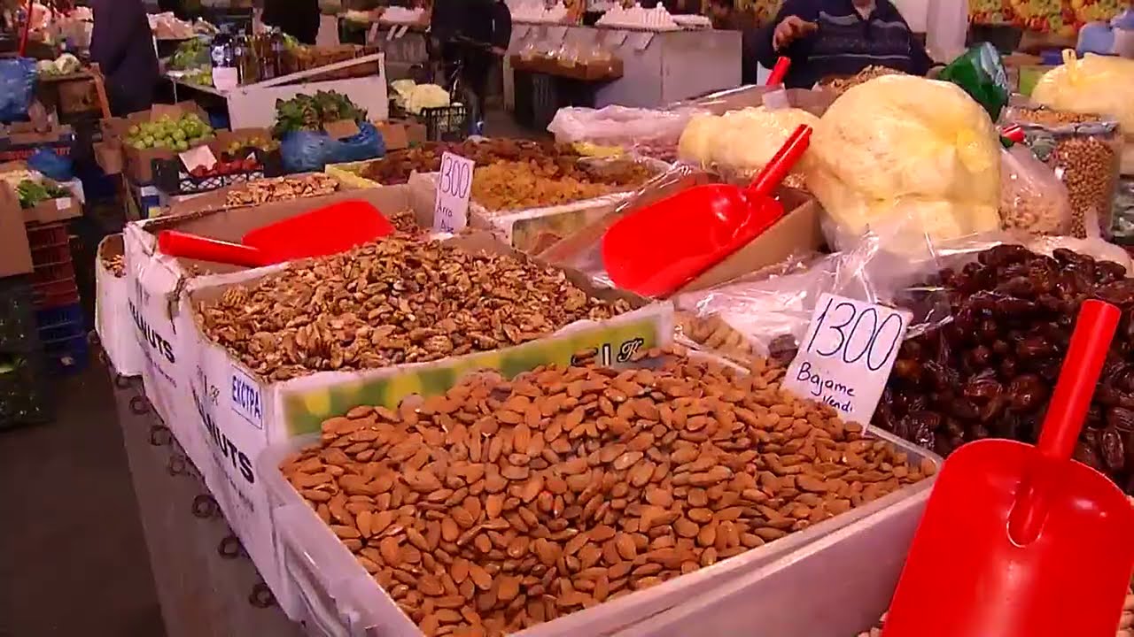 Ora News - Në tregje nuk ka blerës, qytetarët po blejnë më pak për festat e fundvitit