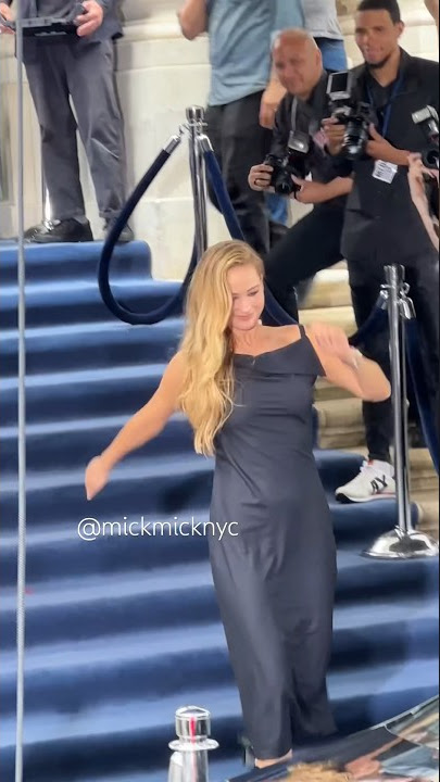 Jennifer Lawrence almost tripped on the stairs while filming a commercial in NYC 🙈