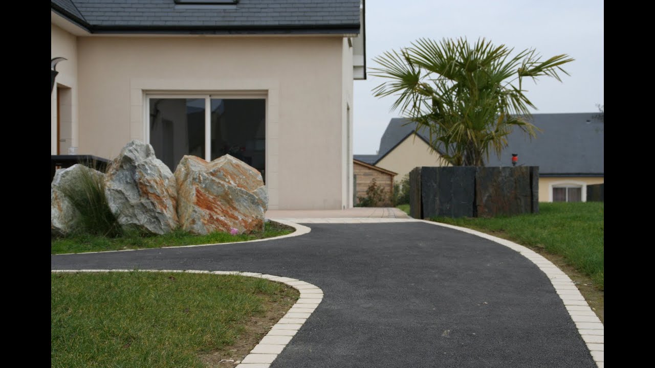 Aménagement contemporain descente de garage, clôture bord de ...