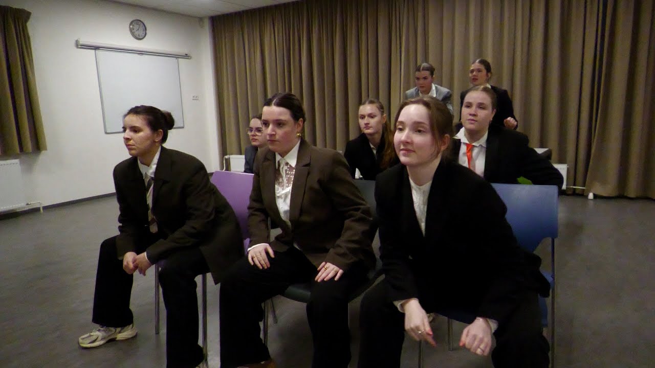 Jonge vrouwen maken samen voorstelling over feminisme voor Nationale Vrouwendag