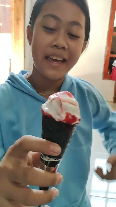 makan eskrim saos Stowberi semua😋#shorts