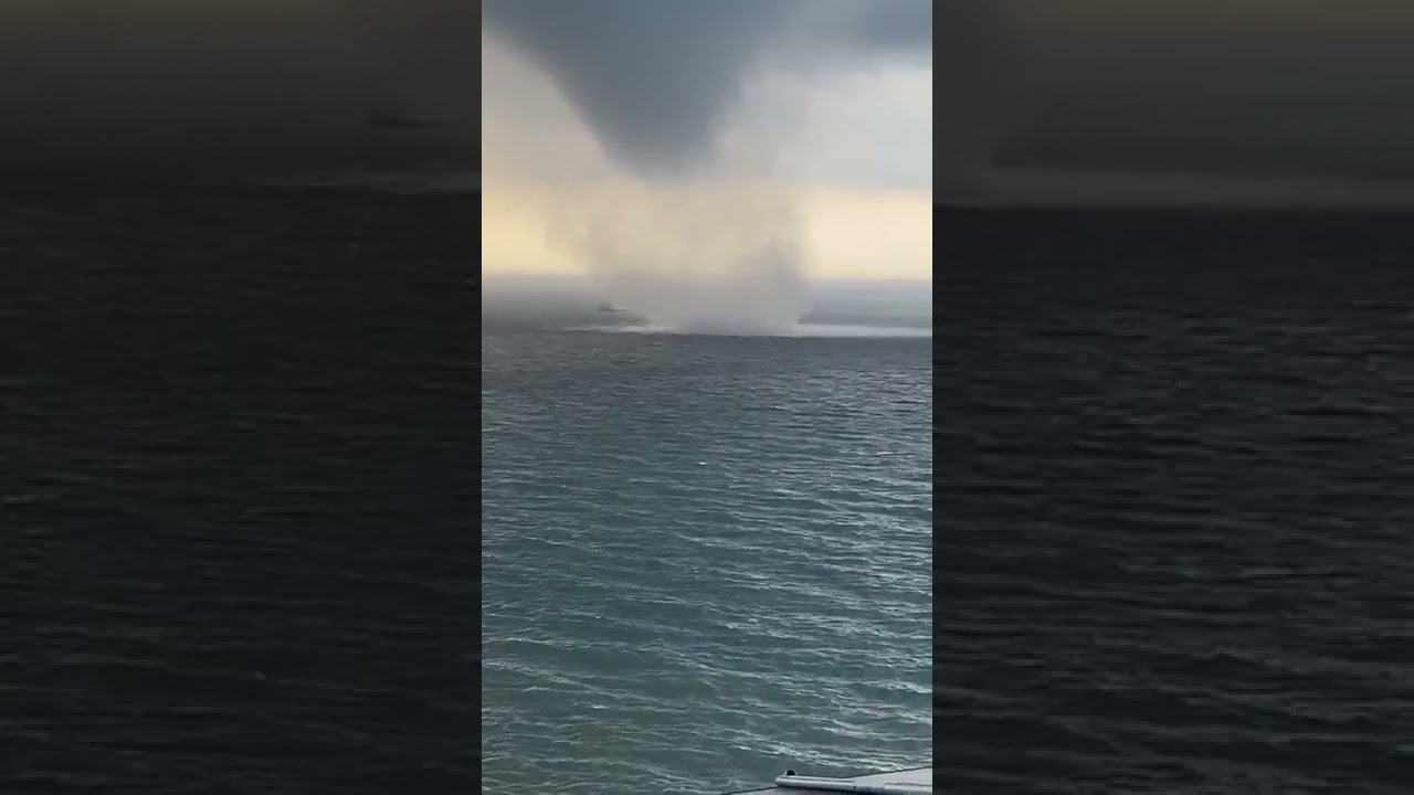 L’œil du cyclone se rapproche de la #Sicile où des trombes marines se formes comme ici à #Augusta