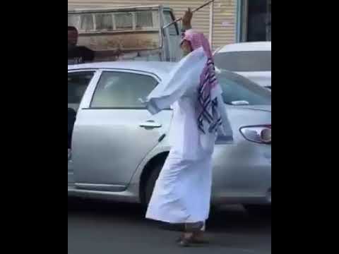 يحيى الكميتي يعرض في الشارع