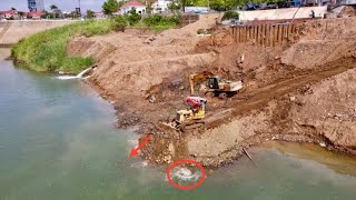 JCB excavators dig into the water for dump trucks, dig deep foundations to build water. Supply