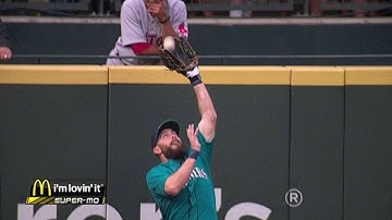 BOS@SEA: Ackley makes a jumping catch at the wall
