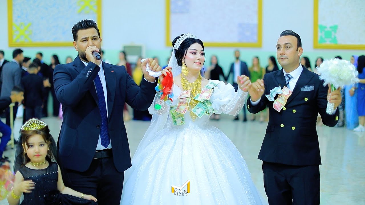 العرسان مراد & زينة يفاجئون الفنان شاكر حلو بعد ما قاموا بتقبيل أكتافه - تصوير ماكس فيديو