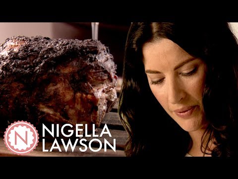 Slow roasted lamb shoulder recipe. With spring garlic and lardo in white wine | Gustomondo Slow roas. 