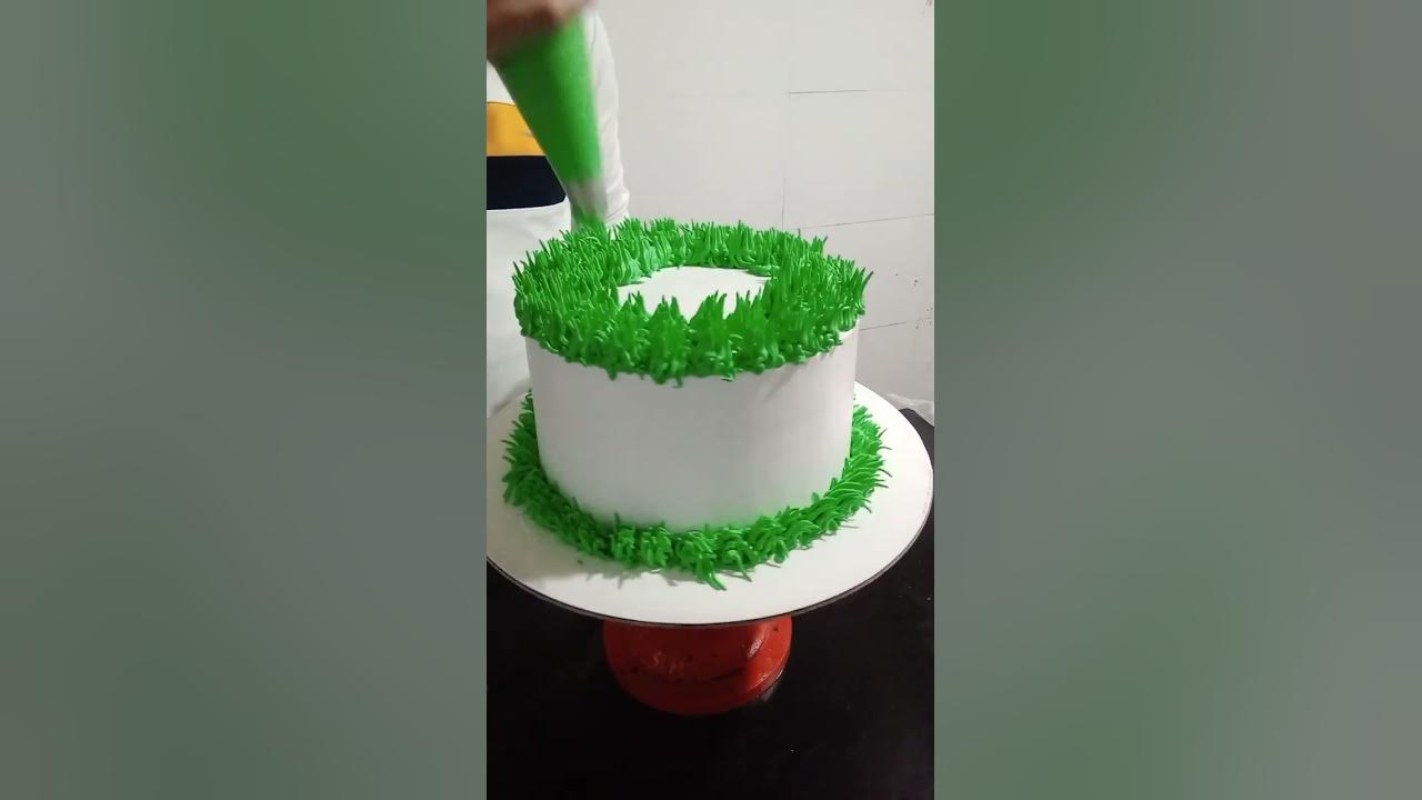 HOW TO DECORATE A FOOTBALL COURT CAKE WITH CHANTILLY