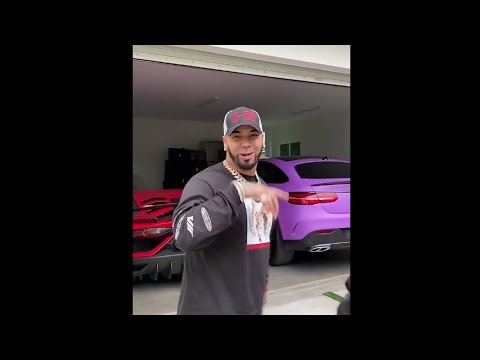 Anuel AA muestra