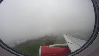 Взлет на самолёте в дождь из Пулково и прохождение сквозь облака.