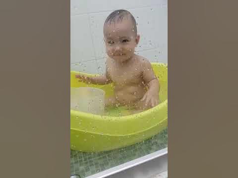 Малыш купается самостоятельно. Купание мальенкого мальчика - YouTube