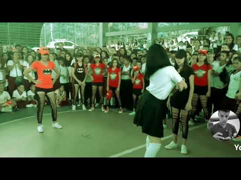 Chicas colegialas bailando el taca taca taca ta