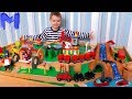 Огромный стол и деревянная железная дорога - Видео про машинки поезда и паровозики для детей