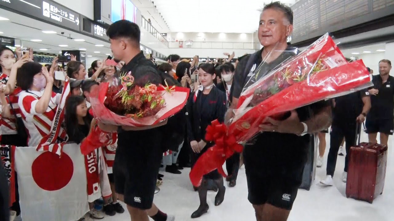 日本代表が帰国 ラグビーW杯 - YouTube