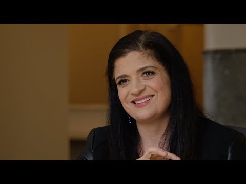 Video: Alex Guarnaschelli Nettovärde: Wiki, Gift, Familj, Bröllop, Lön, Syskon