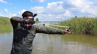 Рыбалка с рогаткой на лодке в морском заливе, Охота с рогаткой, Slingshot Fishing.