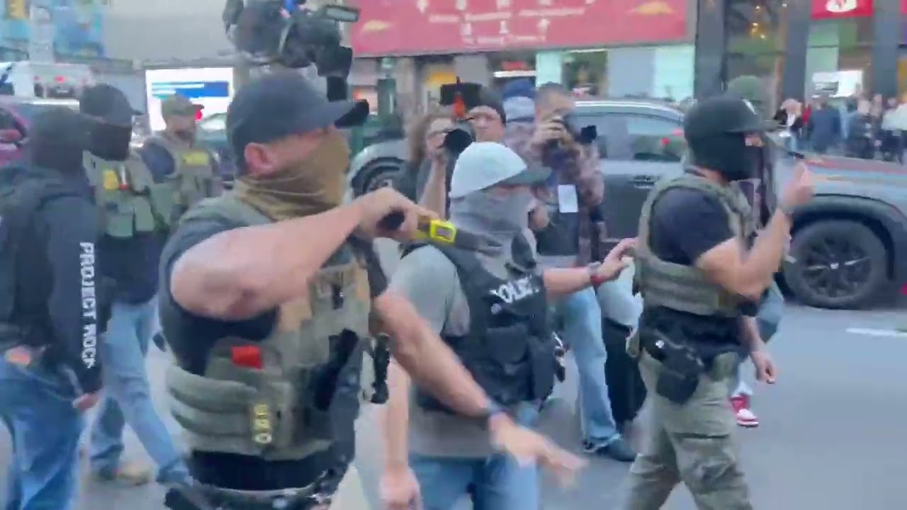 RAW: Федеральные агенты достали электрошокер в стычке с протестующими ICE в Нью-Йорке