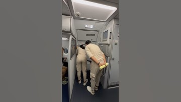 Buka Pintu Pesawat Oleh Pramugari Cantik Super Air Jet saat Tiba di Bandara Tujuan