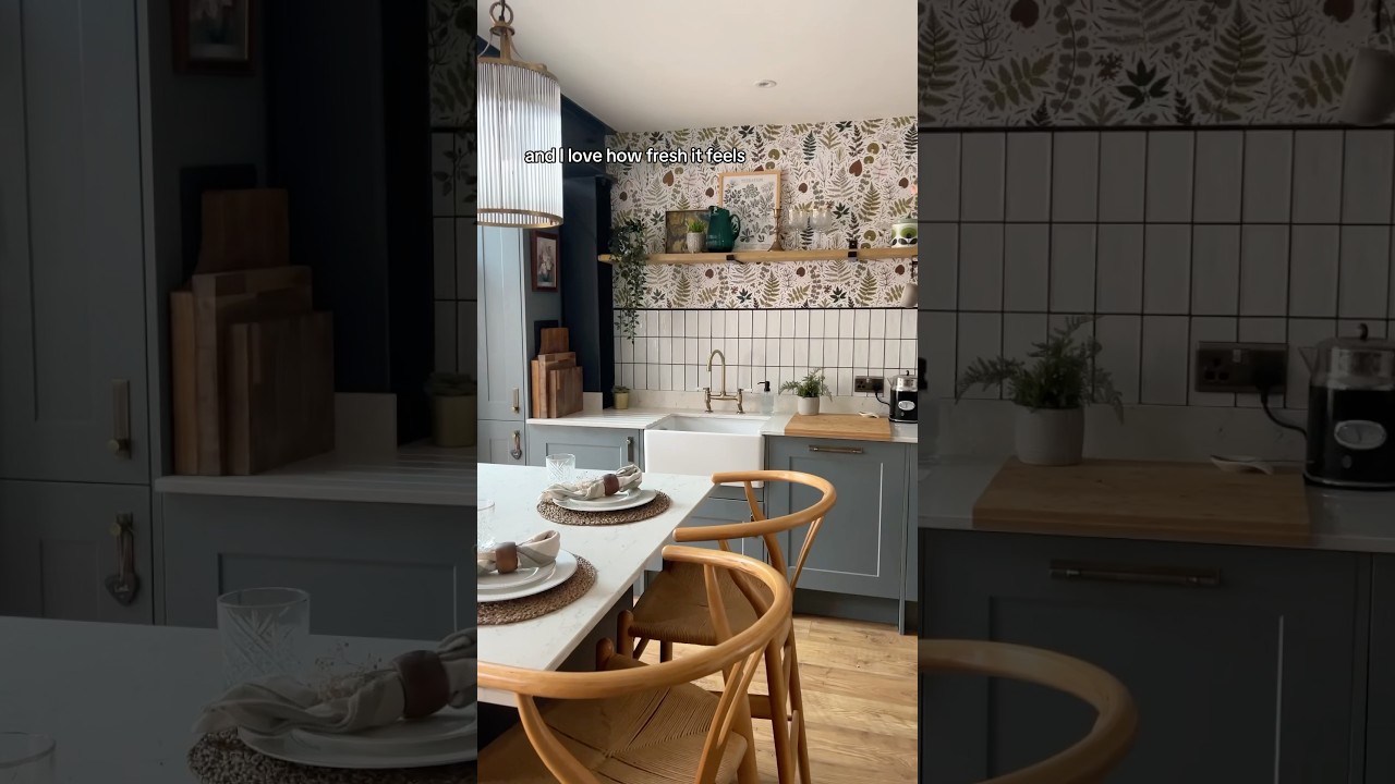 Wallpaper in the kitchen 