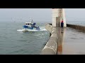 après les grosses séries de vagues voilà un fileyeur qui maitrise la passe du boucarot...