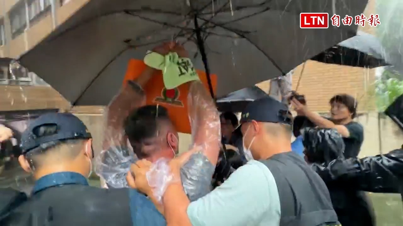 官司連三敗!運將開小黃撞壞北檢大門 大雨移送複訊喊「官逼民反」 官司連三敗!運將開小黃撞壞北檢大門 大雨移送複訊喊「官逼民反」