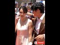 数千人のファンの中で、真美子さんと大谷翔平さんが見つめ合い、情熱的に抱きしめ合う瞬間