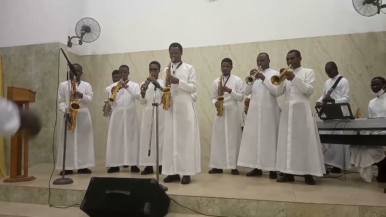 St Gregory's Choir of the Seminary of Saints Peter and Paul gracing an event with horn splash.