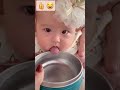 가르침의 중요성: 귀여운 아기 물먹방 🍼