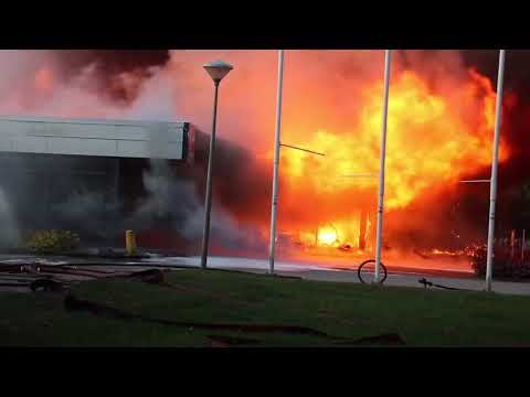 Tientallen bewoners geëvacueerd om grote brand in Haren
