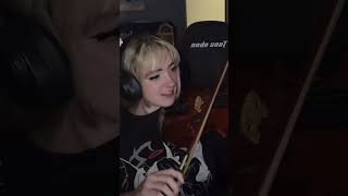 sylvee y su violín rompiendo oídos xd