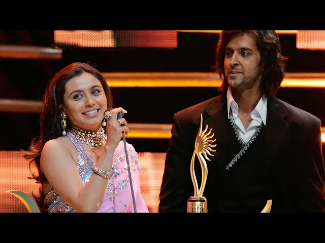 Hrithik Roshan presenting Rani Mukherjee the Best Actress award in 2005😍 #ranimukherjee #bollywood class=