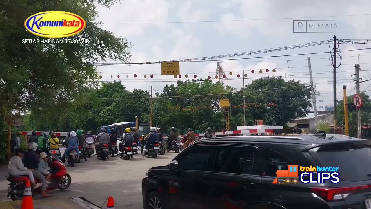 Perlintasan kereta api Gunung Sahari yang lewat Kaleng Setrum CRRC | TRAIN HUNTER 