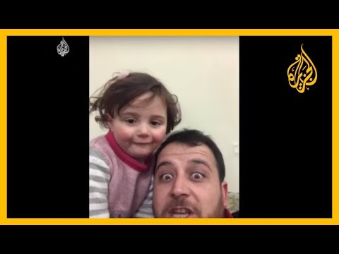 أب يساعد طفلته على مواجهة الخوف من أصوات قصف النظام السوري بالضحك