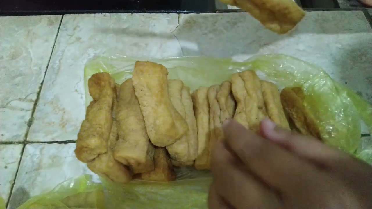 Persiapan buat buka puasa (Buat tahu berontak atau tahu isi)