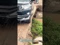 車を慎重に進める:崩れかけた狭い橋を通過する運転の勘どころ