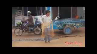 2015/11/06: Fishing in the streets of Siem Reap Vid02