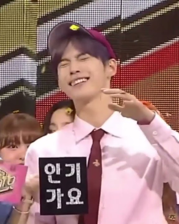 Just why jisoo🤣🤣 let him be happy 😆😆